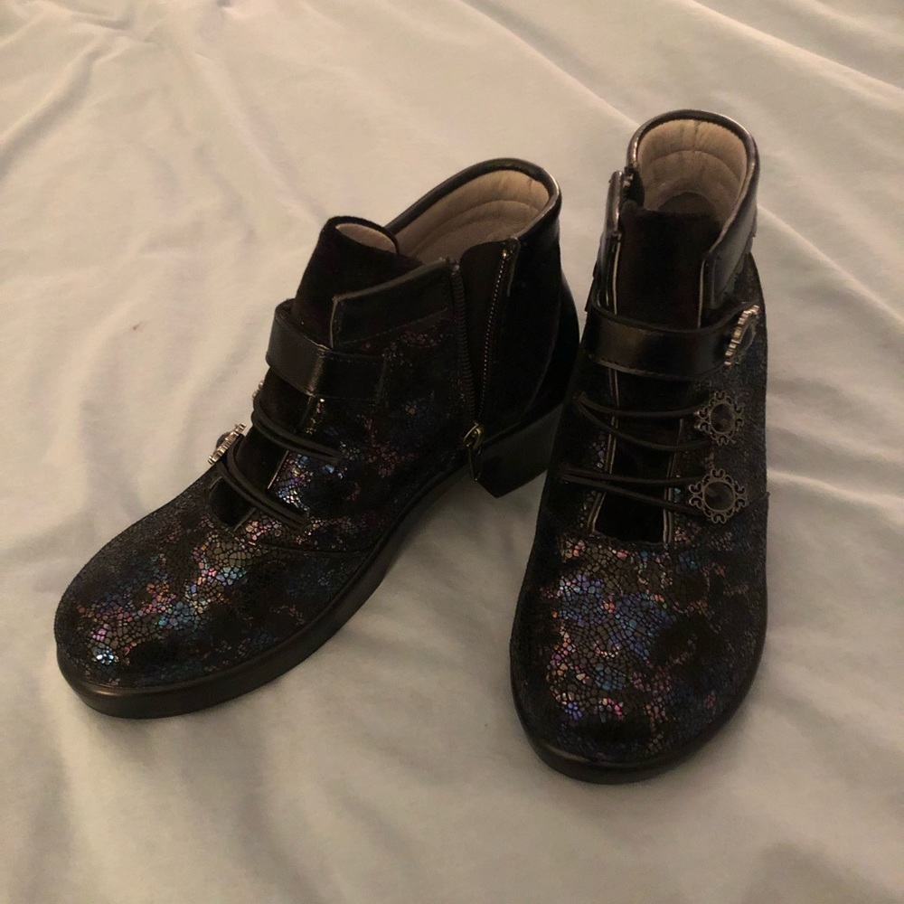 New Alergia bootie’s side zipper with Velcro straps across the top of foot 6 M
